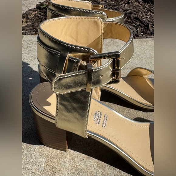 Liz Claiborne gold Eclipse sandals size 8 NWOT - Picture 7 of 7